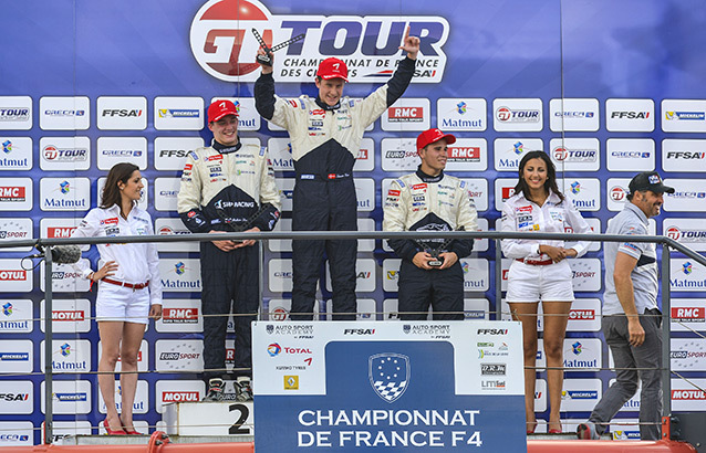 Lasse Sørensen på podiet, efter andet løb
(Foto: Auto Sport Academy)